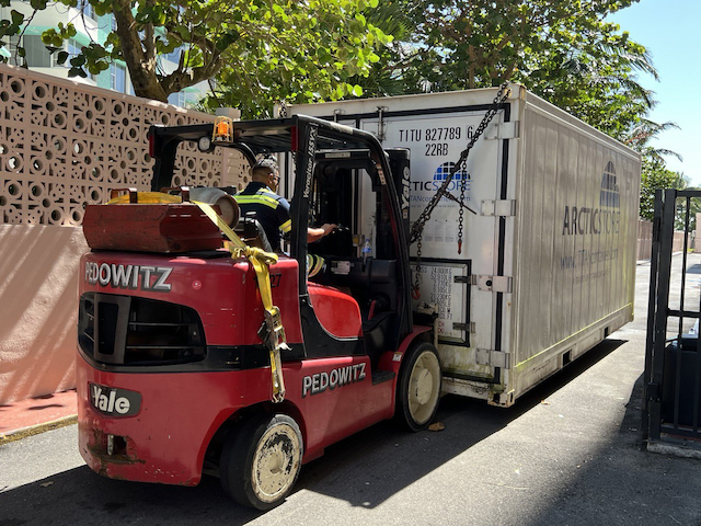 There are several Spanish words and terms that are commonly used in English relating to Machinery Movers, as well as trucking, rigging and crane service in Miami. If you're moving a truckload of visas or pallets of Stucco and Terra cotta you can trust Pedowitz Machinery Movers. 1 Camión - This is the word for 